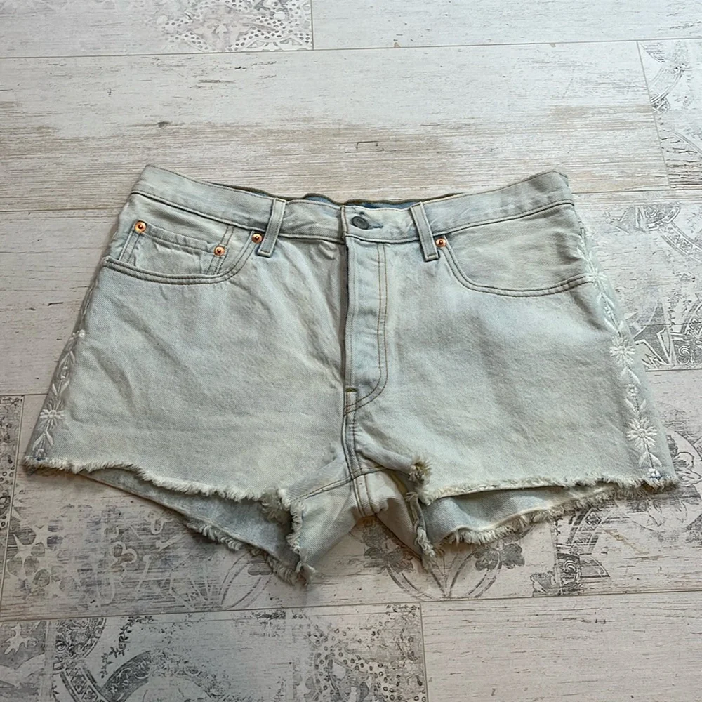 Levi’s Light Wash 501 Embroidered Cut Off Jean Shorts Size 31